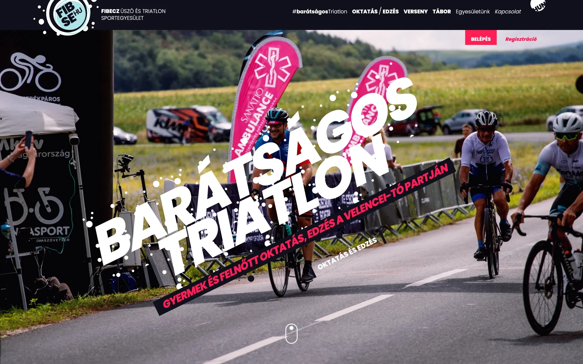 A fibse.hu kezdőlapja: kerékpárosok egy versenyen, „Barátságos triatlon” felirattal.