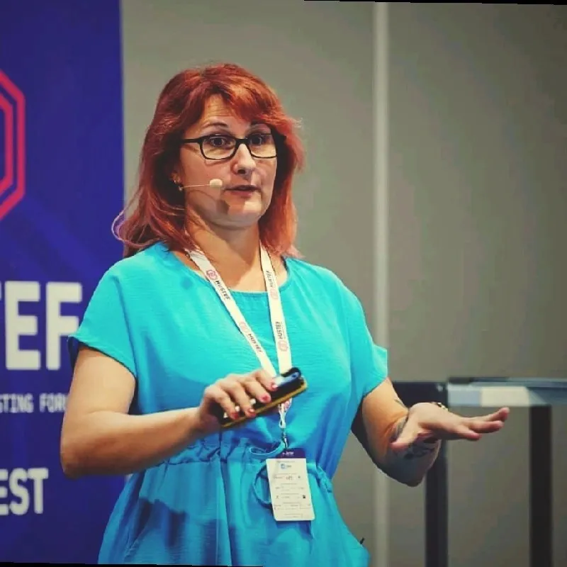 Mészár Imola előadás közben egy szakmai konferencián
